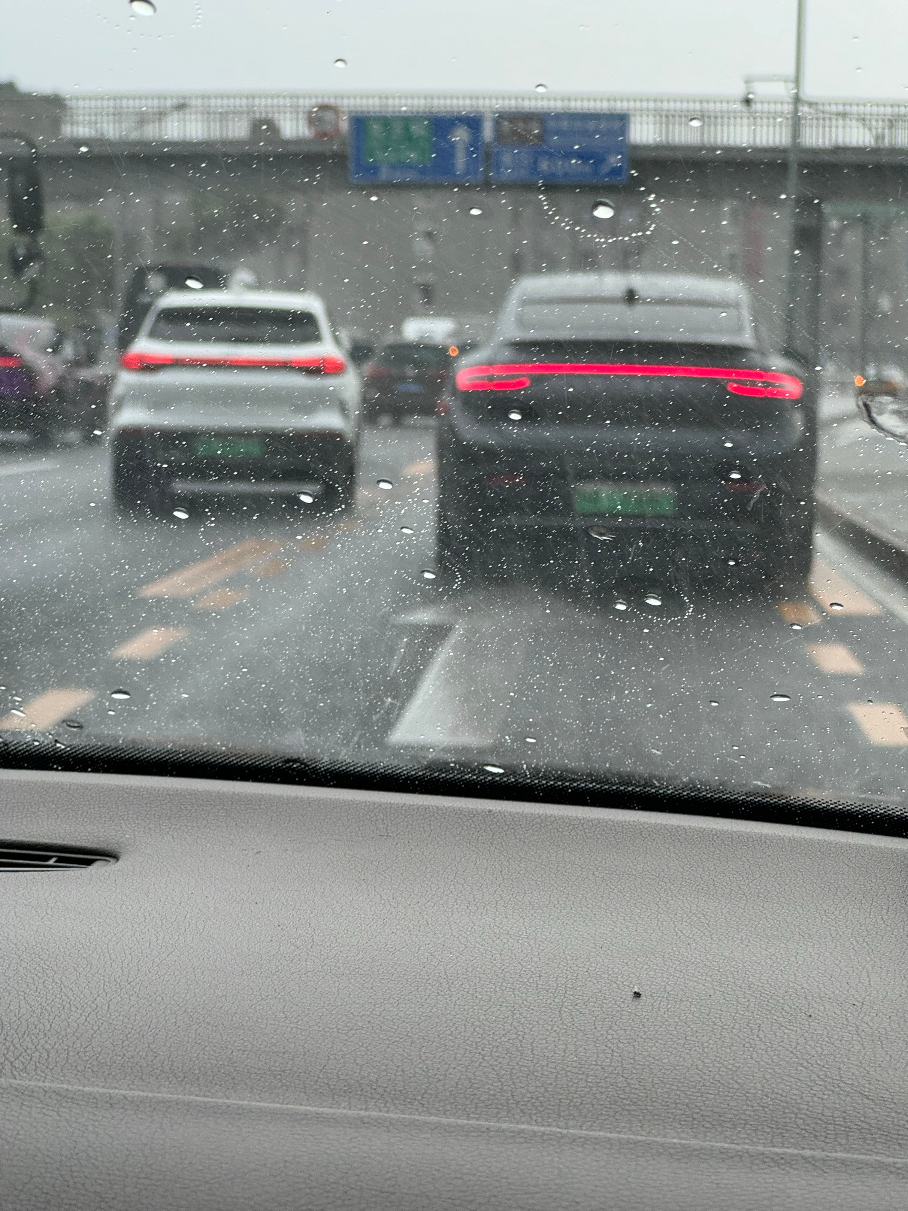 赶在下大雨前跑上车