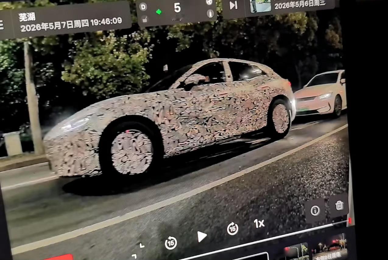 群里粉丝发来的谍照，智界马上又要上新车了，轿跑SUV，图虽然有些模糊还有些畸变，