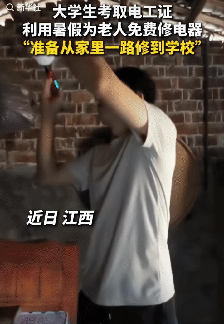这个暑假，江西一名大二学生突然“火”了！别人放假忙着吹空调、刷手机，他却拉上同学