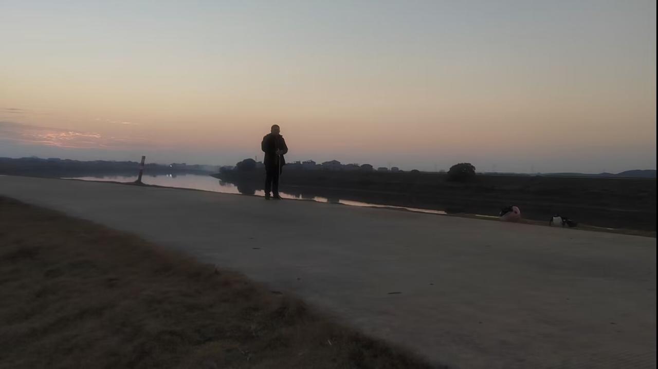 江堤骑行，有时骑得很远，甚至没有时间跑步，于是就跳跳绳吧！