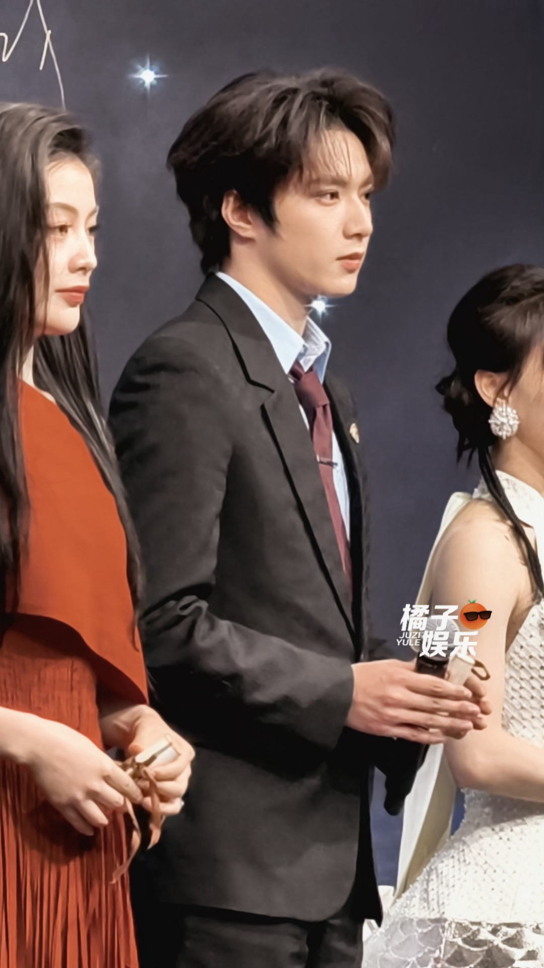 跟着《镖人》剧组又走一遍红毯的刘耀文特别特别周正的帅！！刘耀文好周正的帅微博之夜