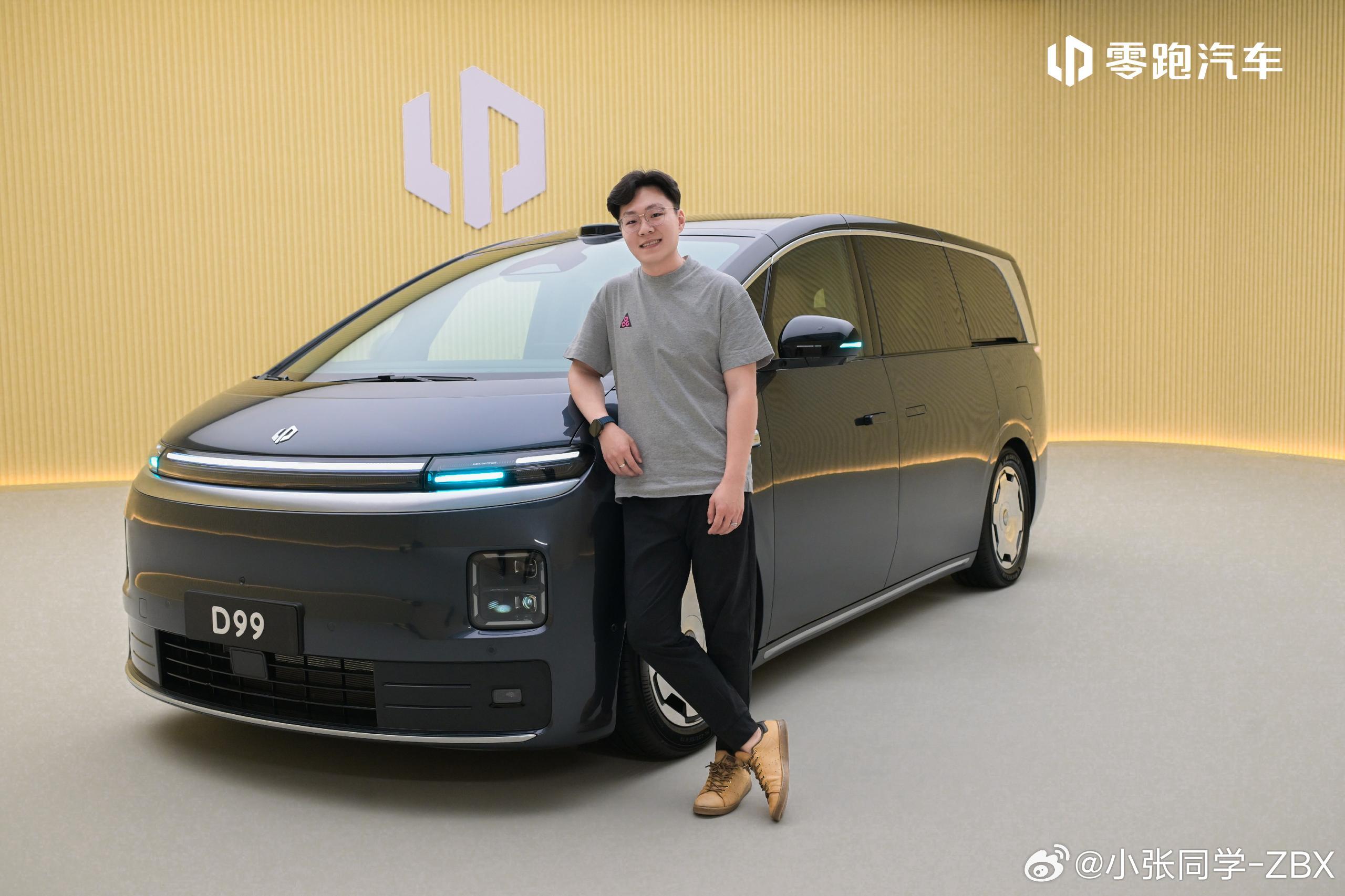 零跑D99旗舰MPV内饰首曝光 今天去看了零跑D99，就空间这一个部分我和同事来