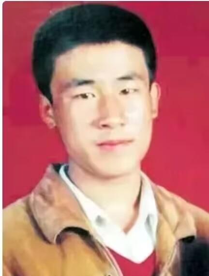 呼格吉勒图被执行枪决那天，喊了冤，但没记下来；补了一枪，卷宗里没写为什么。
聂树
