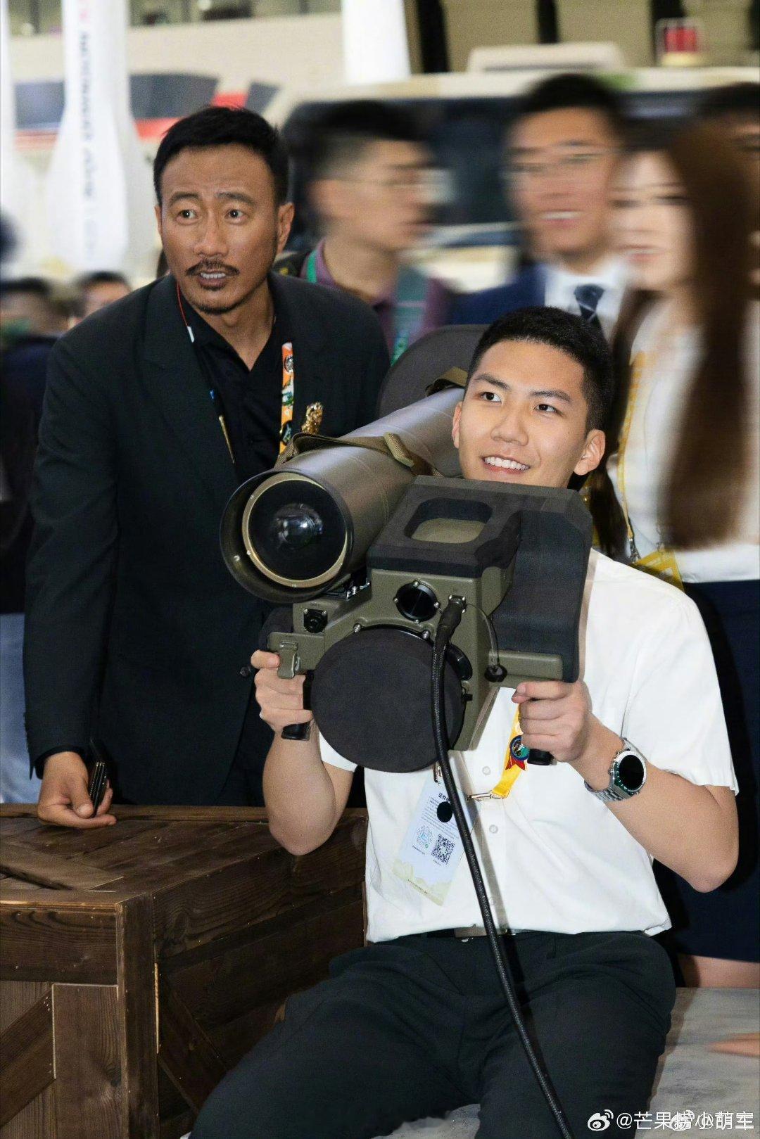 #胡军带儿子看航展##康康16岁近照# 好帅！ ​​​