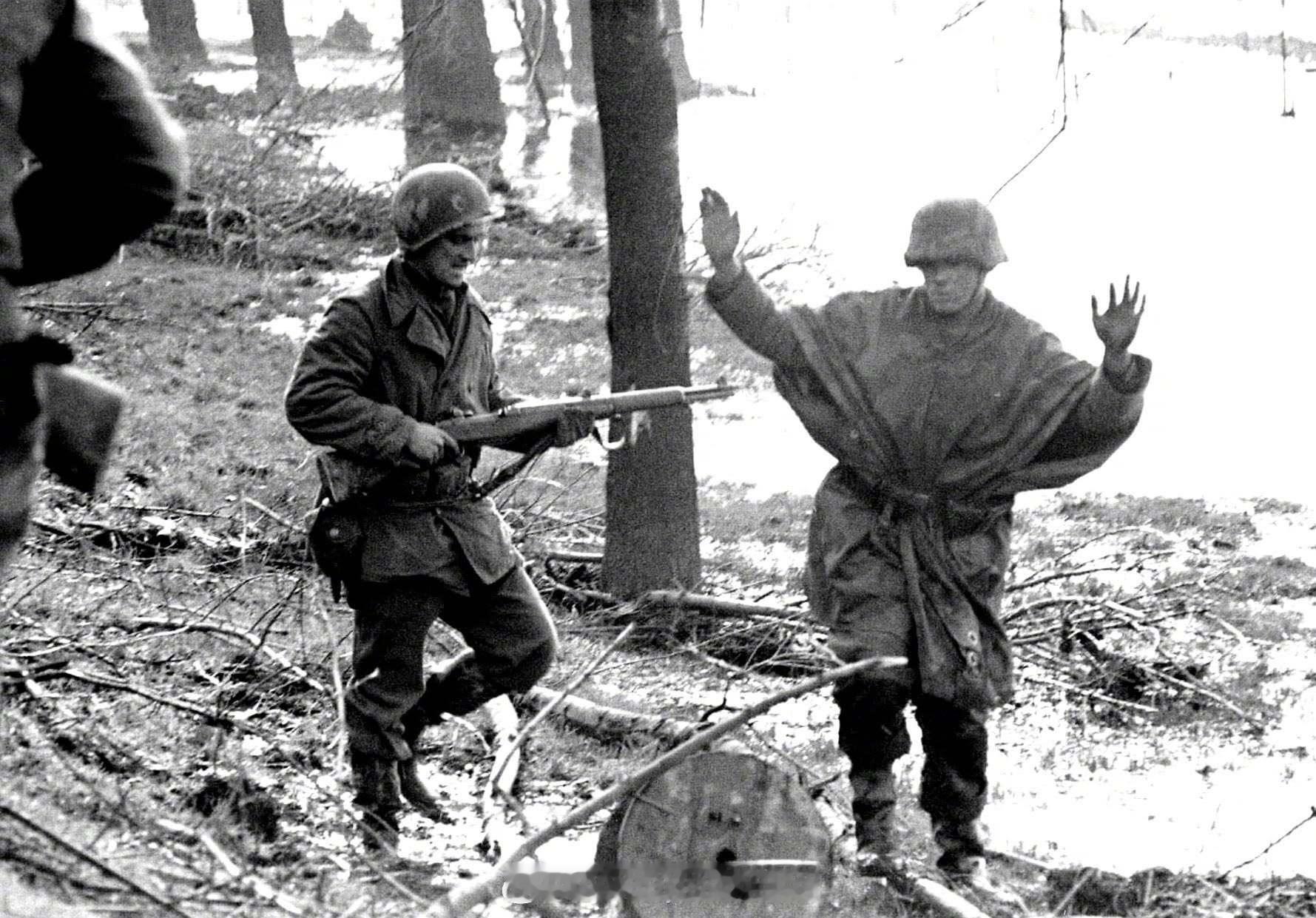 照片中的历史 1945年2月，美军第29步兵师的士兵在德国于利希附近鲁尔河沿岸向