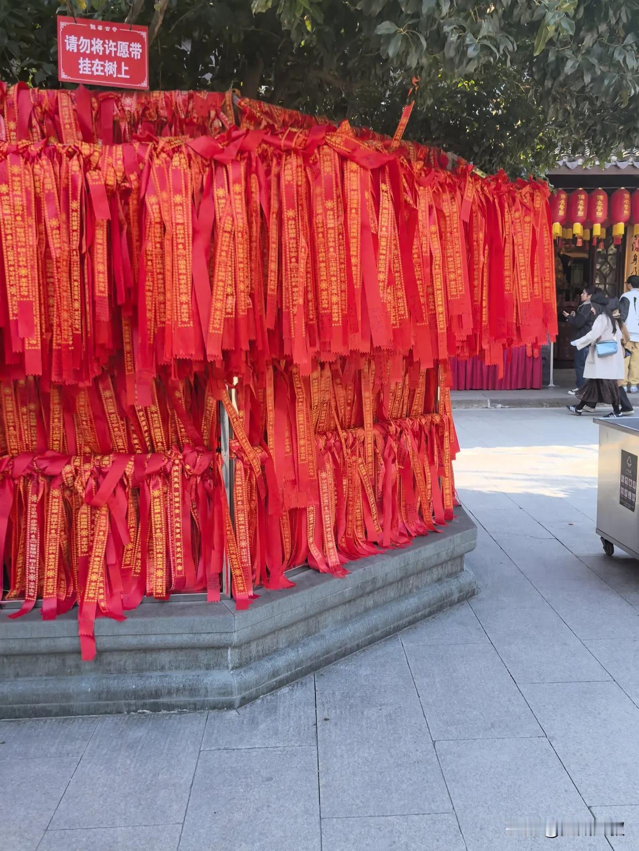 龙华寺的素食是非遗，中午就在龙华寺吃素面。
队伍在龙华寺门外就排了一百多米。大家