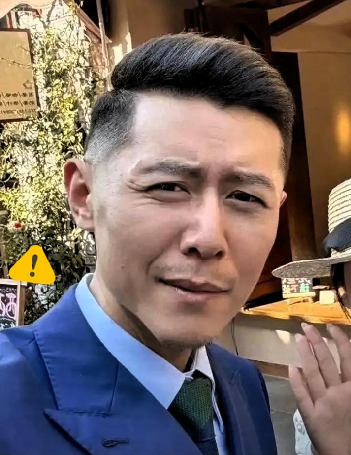 我问我爸：“大冰公开恋情了，你知道吗？”
我爸头都没抬：“哪个大冰？”
“就是写