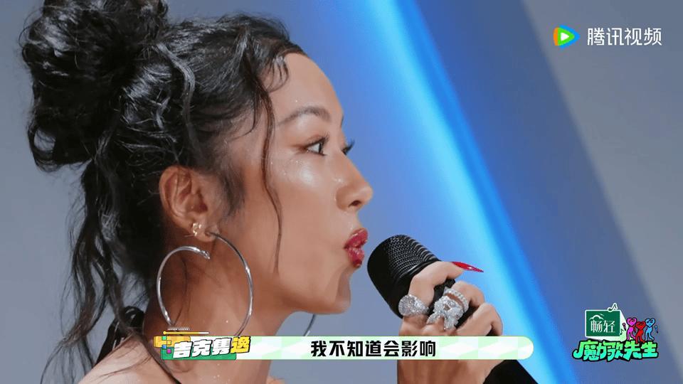 吉克隽逸看自己的来时路哭崩了 从大凉山走出来的姑娘吉克隽逸，不管走了多远、站到多