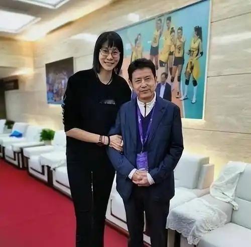 1992年陈忠和的第一任妻子因背包带勾住了火车，而被卷入火车下不幸而亡。3年后，