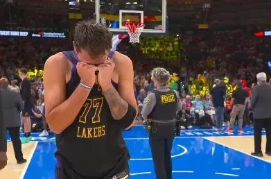 雷迪克脑子里没东西，只会死用主力，有77 小李詹姆斯在场上，哪怕他不制定什么战术