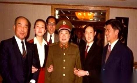 79岁的开国上将，新婚之夜。
他拉着55岁新妻子的手，说的不是什么风花雪月，而是