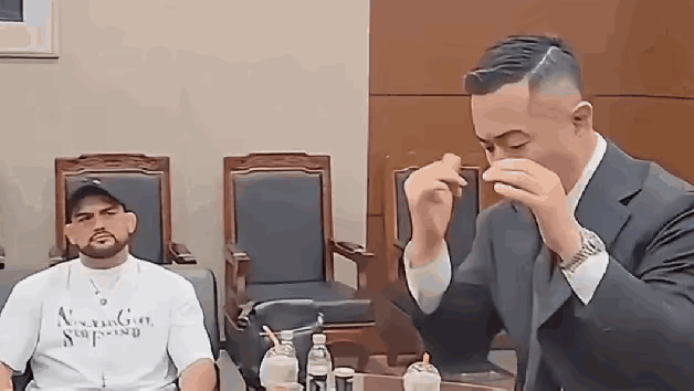 这个韩国格斗博主在UFC大佬“胖虎”面前耍了一把组合拳，看到最后大佬实在忍不住了