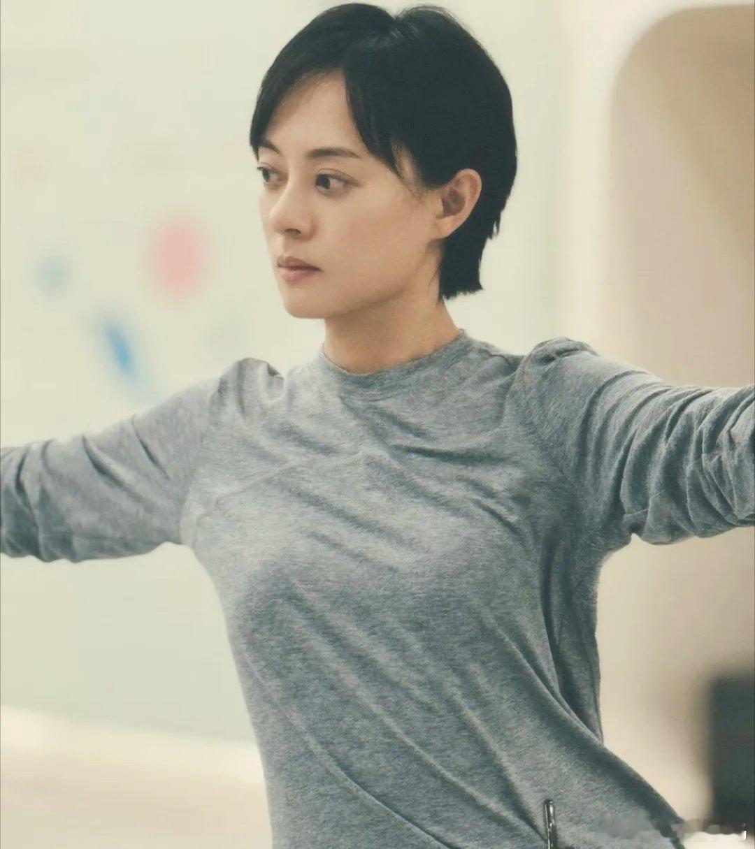 孙俪和12岁女儿一起上拉丁舞课，老师扶着她的腰教她练习扭胯，一节课从45分钟加到