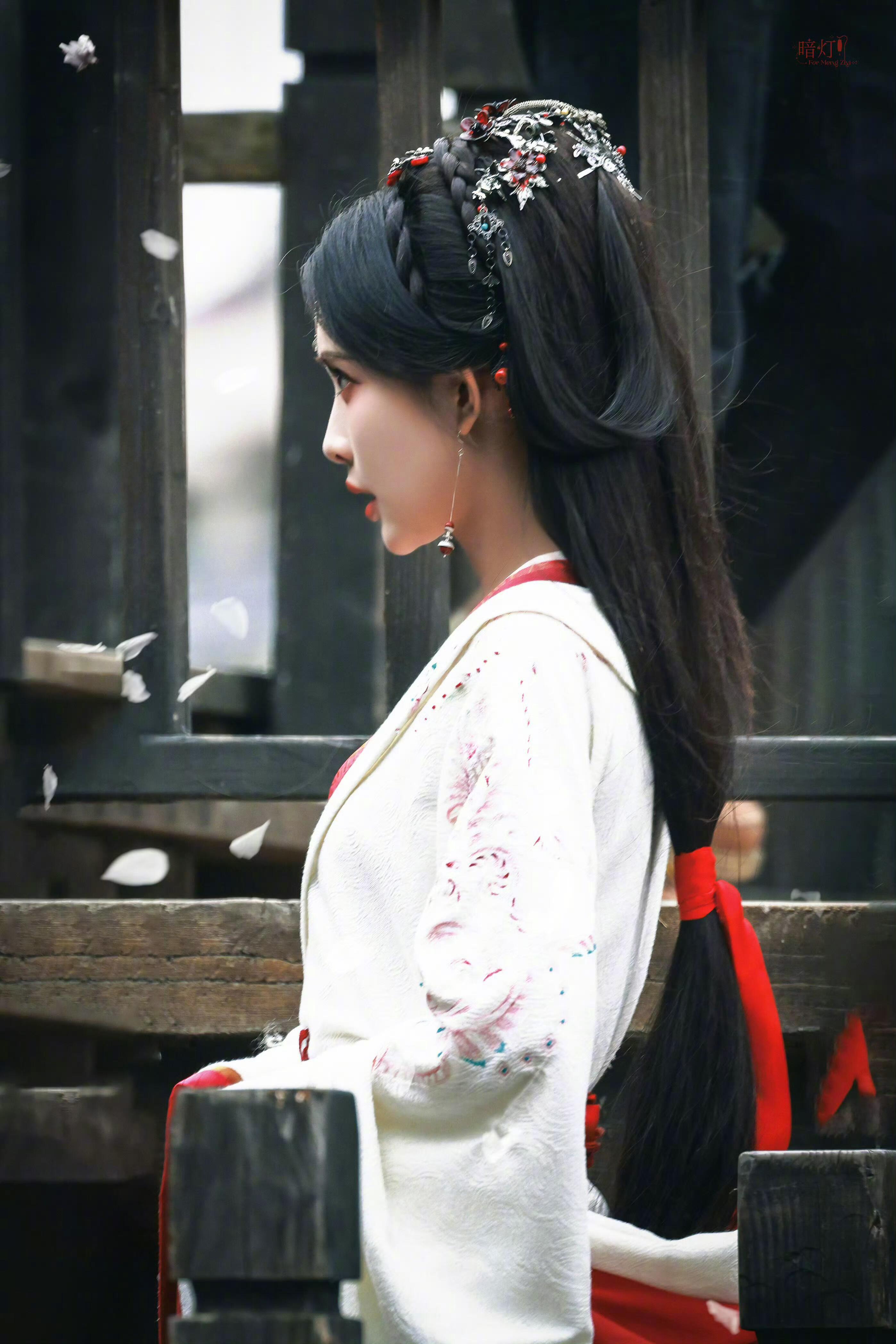被孟子义一句话硬控了孟子义百花杀拍成乙游了 预告里她穿着朝服批奏折，旁边三个面首