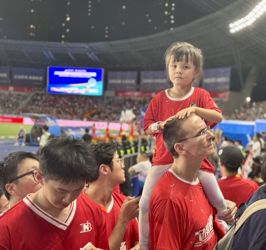 如果各省的省超都能办得像苏超一样热闹，中国确实也不需要看世界杯了。
作为一个业余
