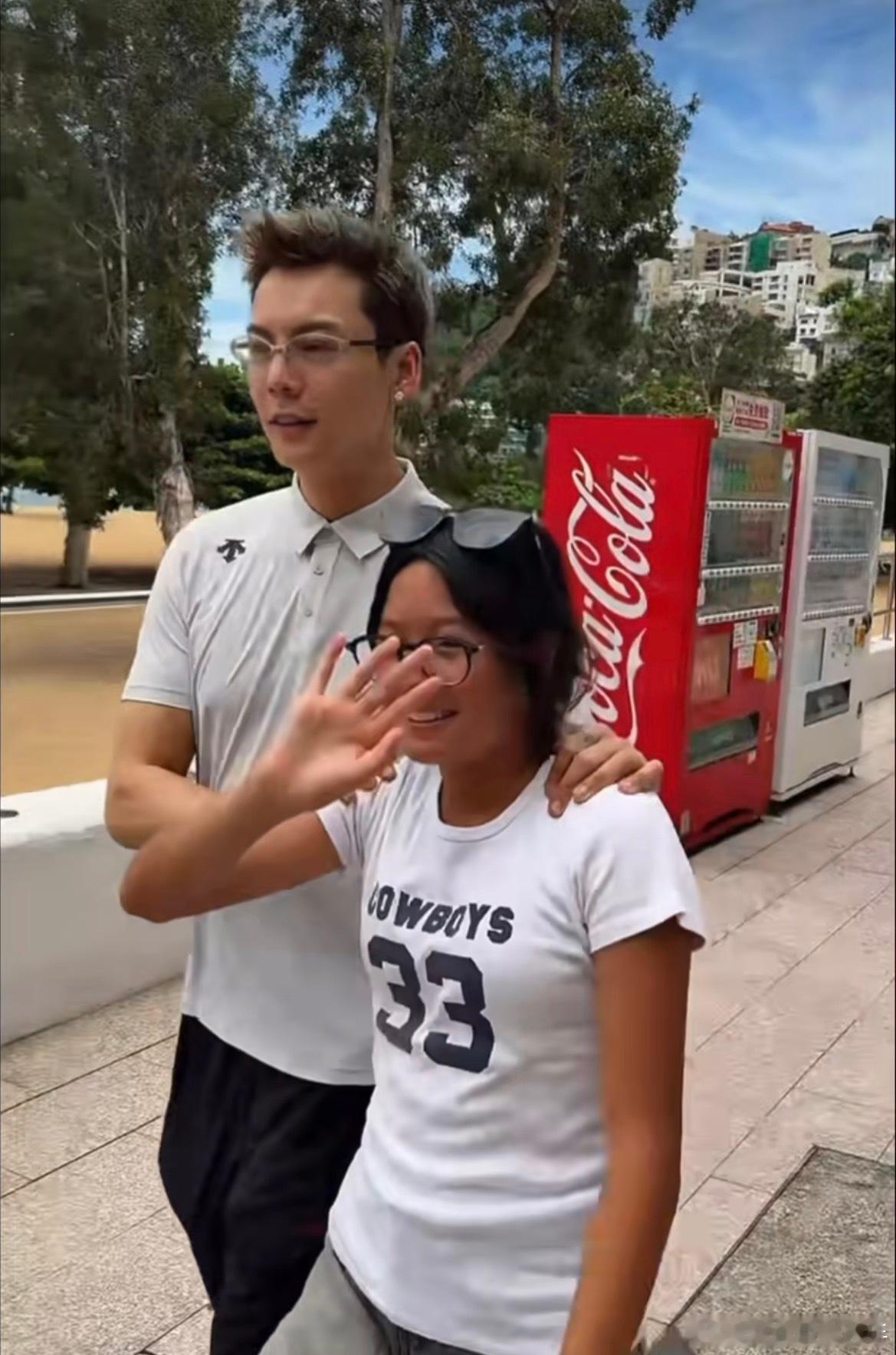 陈伟霆十年了还没释怀人贩子梗主要是他那个笑一副终于得逞的样子，配上小孩嗷嗷哭的样