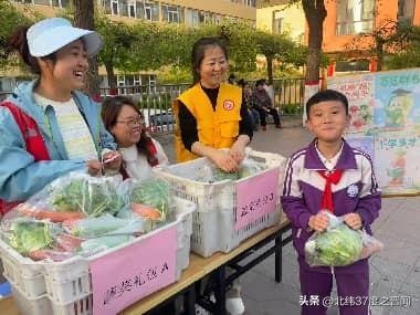 以书换蔬传书香 爱心共读润童心
 
近日，万柏林区王化街道九三社区联合晋商银行，
