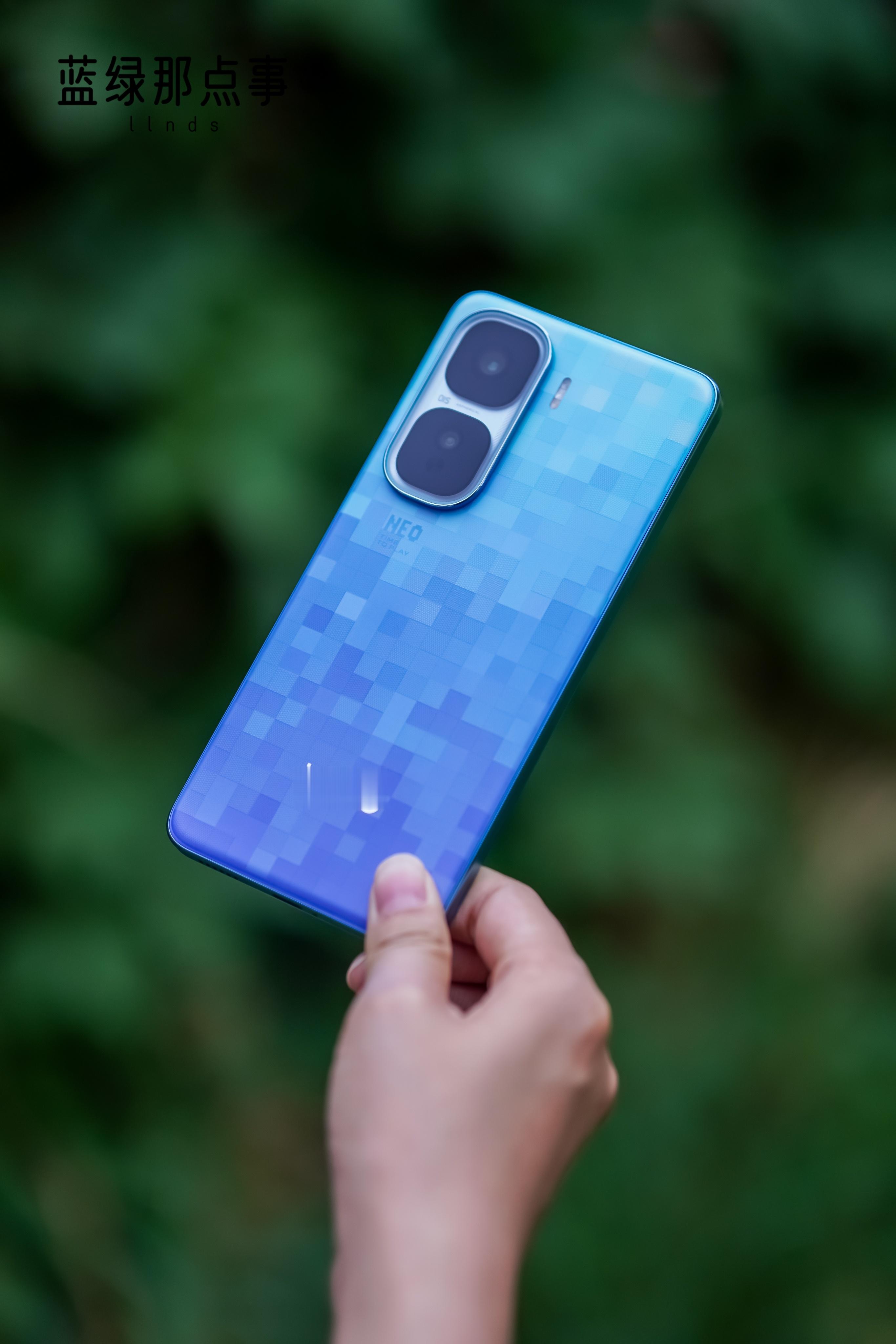 最近提前上手iQOO Neo10 Pro+，作为重度手游党，这台「骁龙双芯战神」