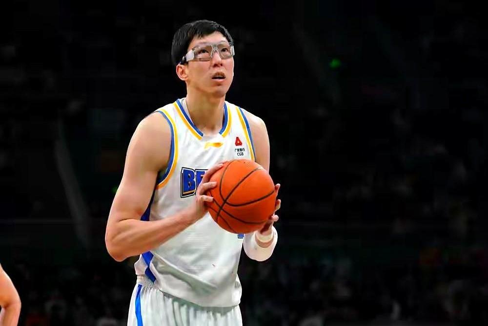 周琦全场罚球8中0！这比赛输得太憋屈了。

最后20.6秒，落后1分，周琦站上罚