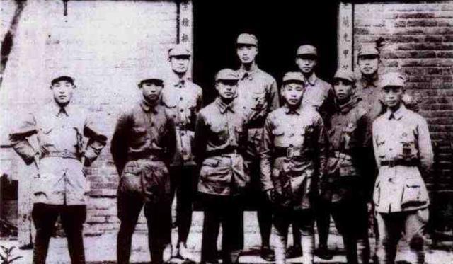1932年，红军在土地革命中推行“唯成分论”，出身决定政治信任。张震因读过高小，