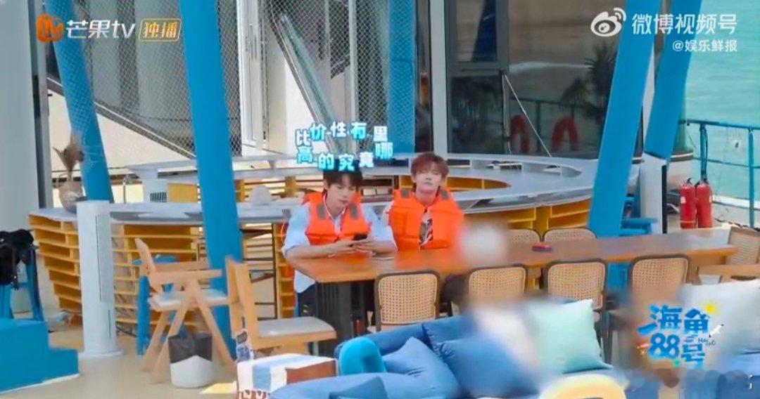 颜安余宇涵愁到表情打结海角88号 谁还没被《海角88号》里的余宇涵和颜安笑死！一