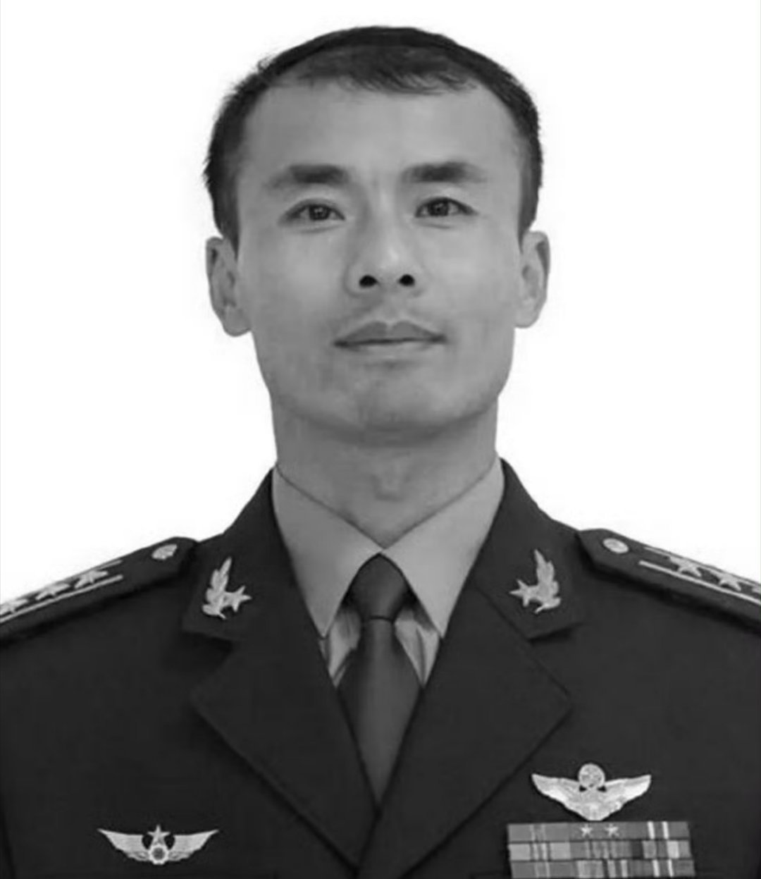 特级飞行员查显伟，在训练中突遇飞机故障，为避开学生公寓、高速路等壮烈牺牲，时年仅