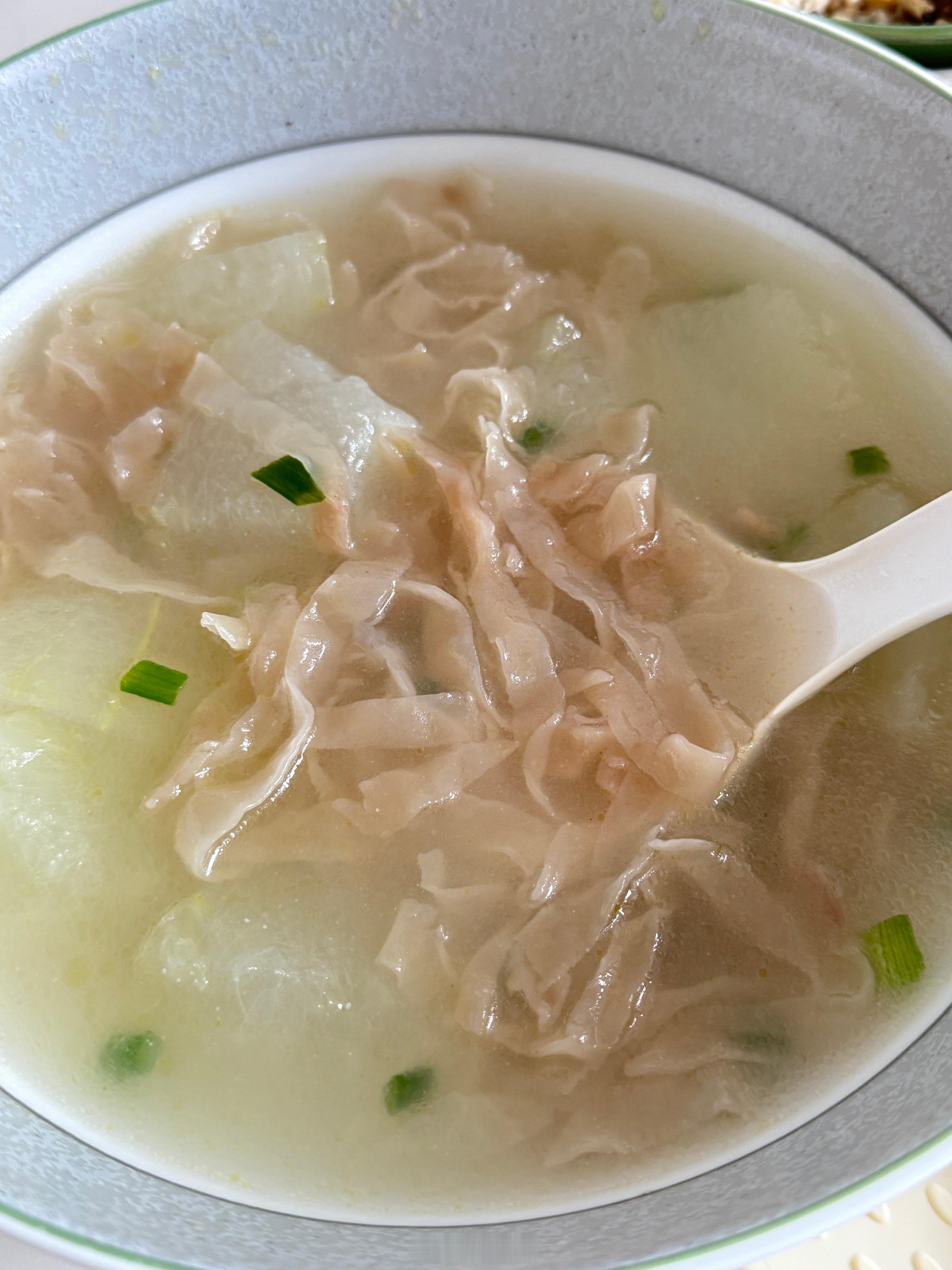 吃饭了尼姑庵的饭已经足够令人无奈，转头看到旅蛙在给自己的饭盒摆盘，真是给爷整笑了