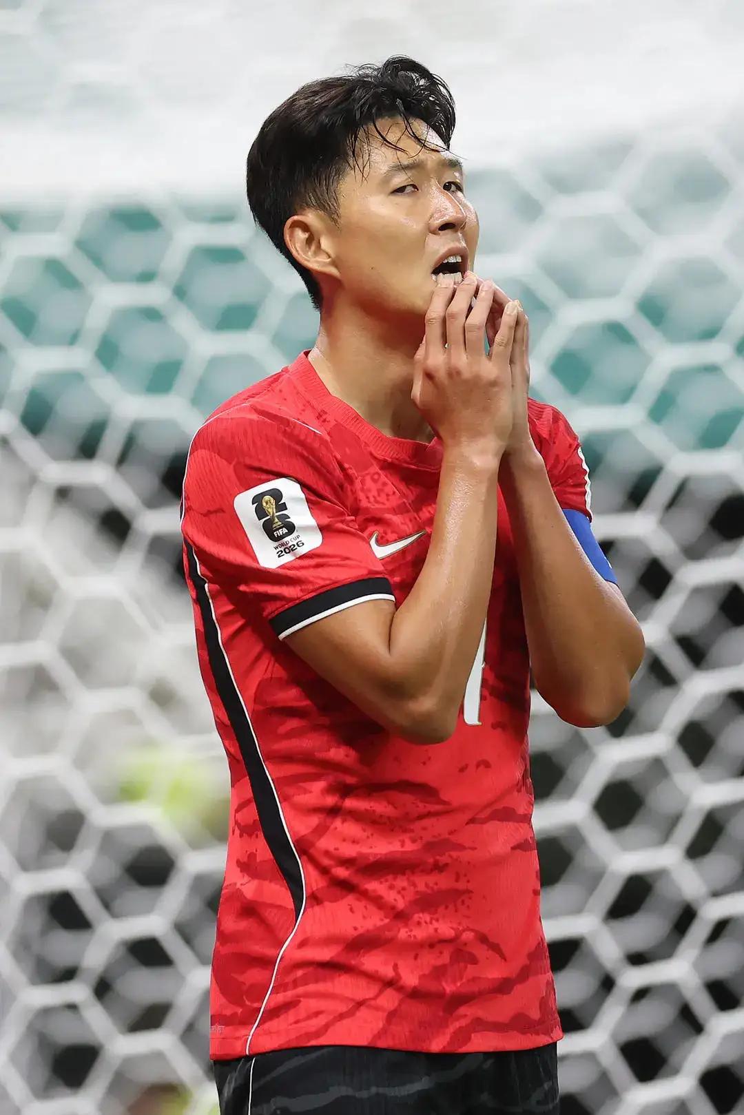 韩国足球无缘世界杯的淘汰赛，人还没有回家呢。
这家里的总统就坐不住了，直接是毫不