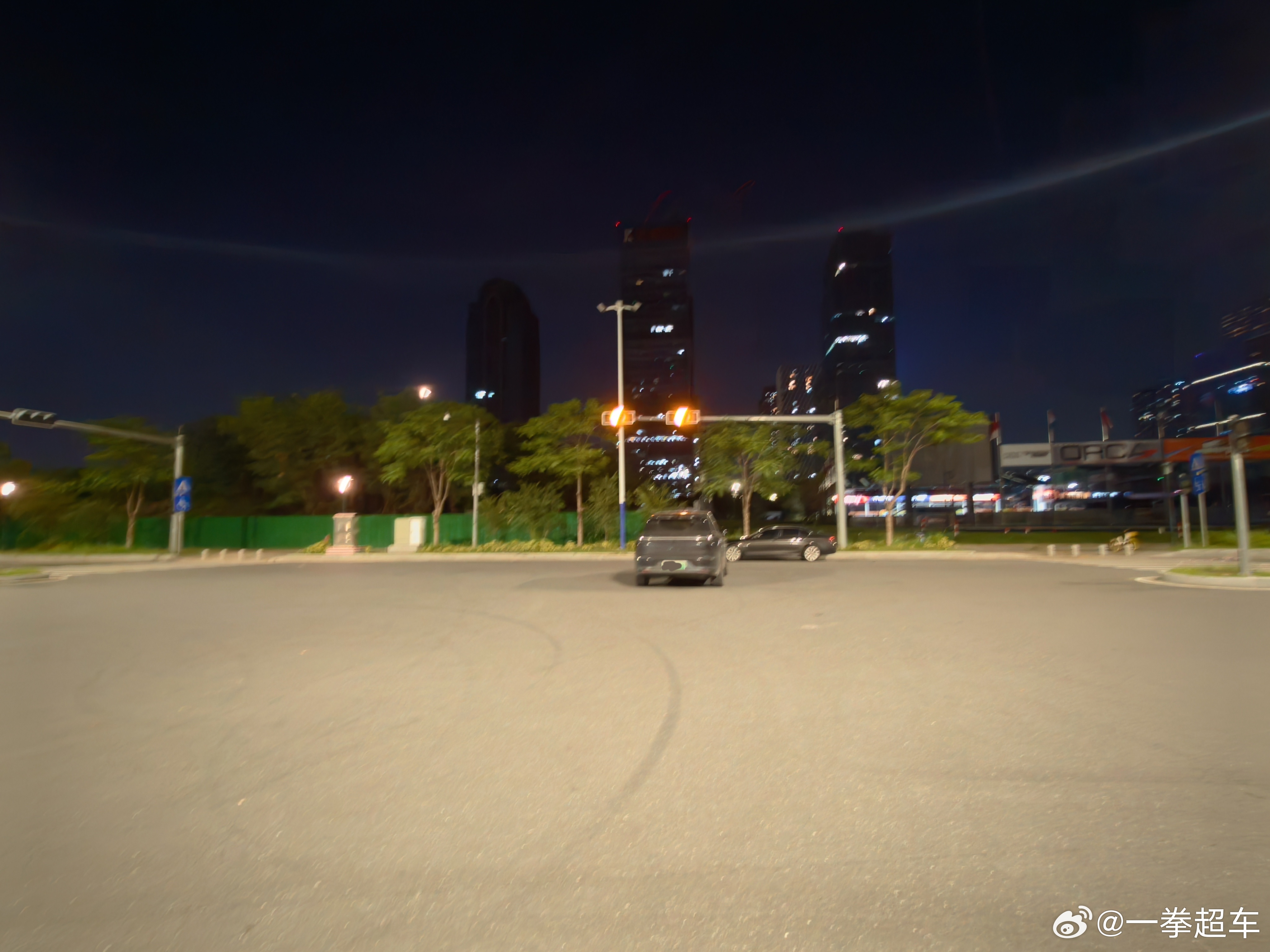 这辆车怎么停马路中间[笑cry] ​​​