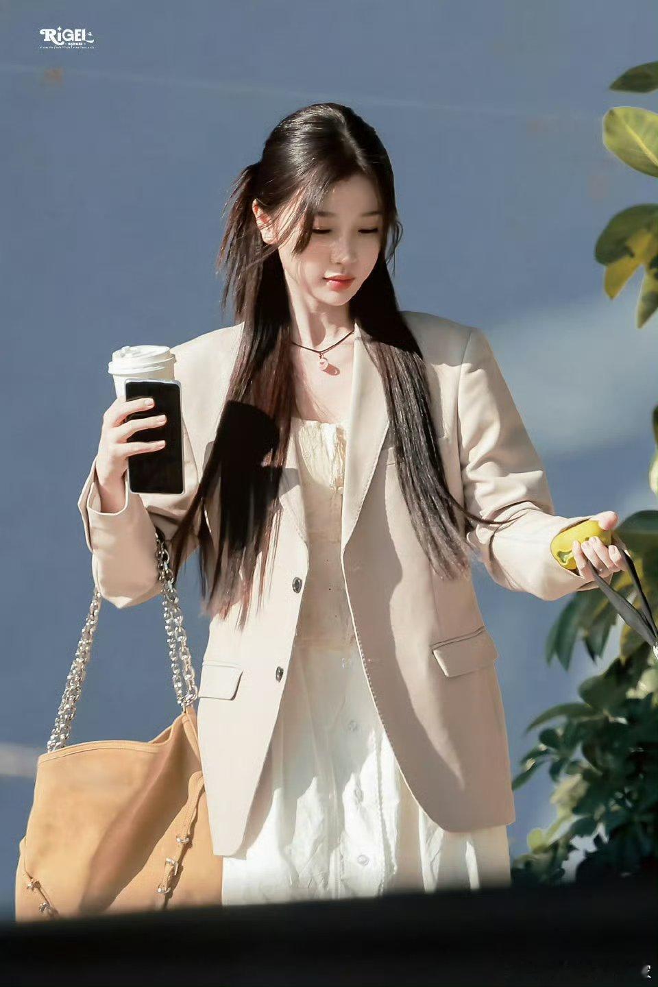 虞书欣美拉德大衣穿搭好漂亮 我那聪明温柔的学姐