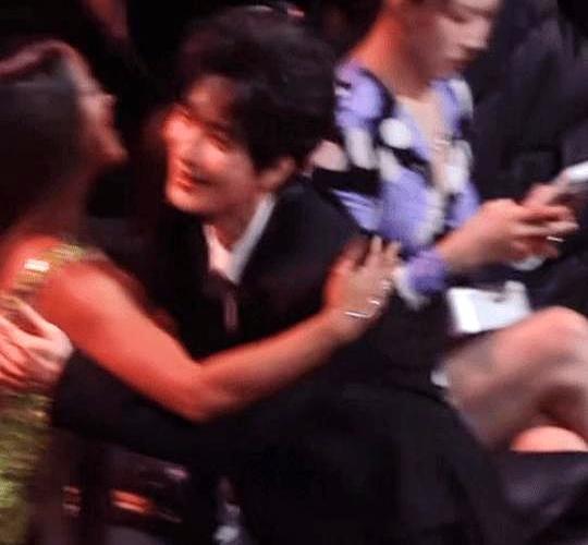 陈楚生奖杯到手，却转头直奔汪苏泷！
他耳边说了三字，全网炸了锅。
不是领奖台，不