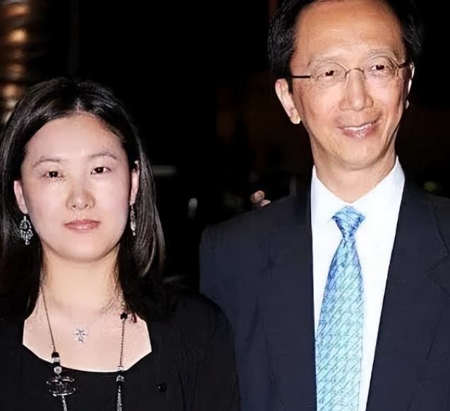 67岁的梁锦松为了让伏明霞生孩子，花100亿买下亚洲最豪华的大医院，伏明霞说：“