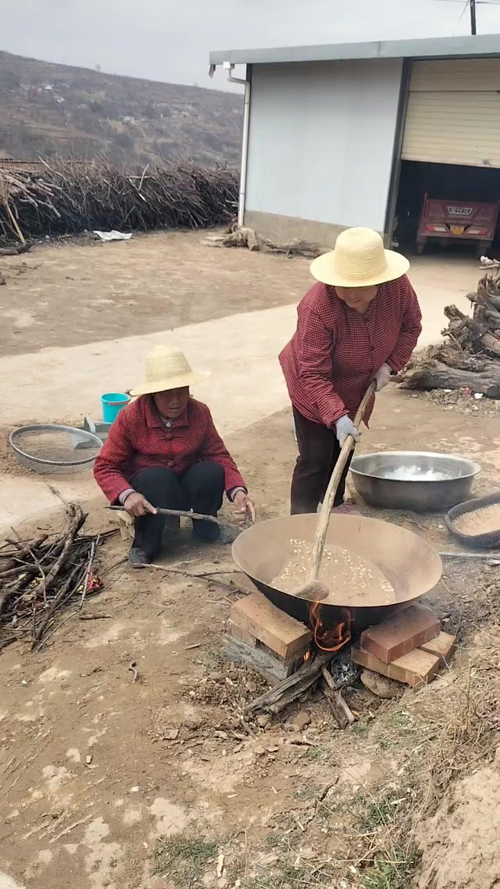 二月二龙抬头，西北农村会用黄土炒豆豆，嘎嘣脆满是乡愁。

小时候总盼着这天，奶奶