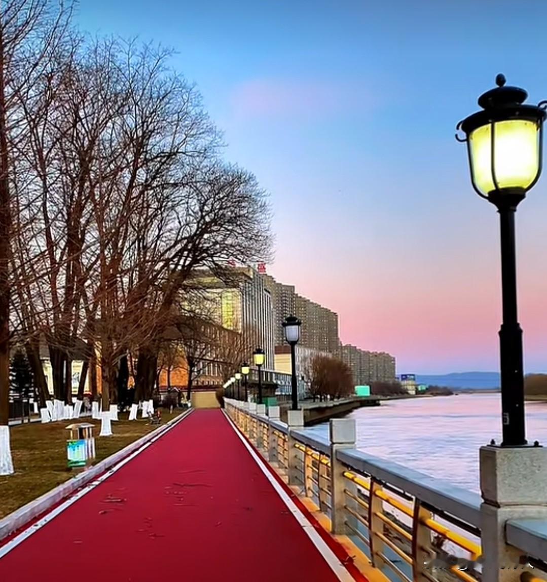 家乡小城的美景更像是小家碧玉的少女温柔恬静。干净整洁的小路，如洗过的天空，冬天挺