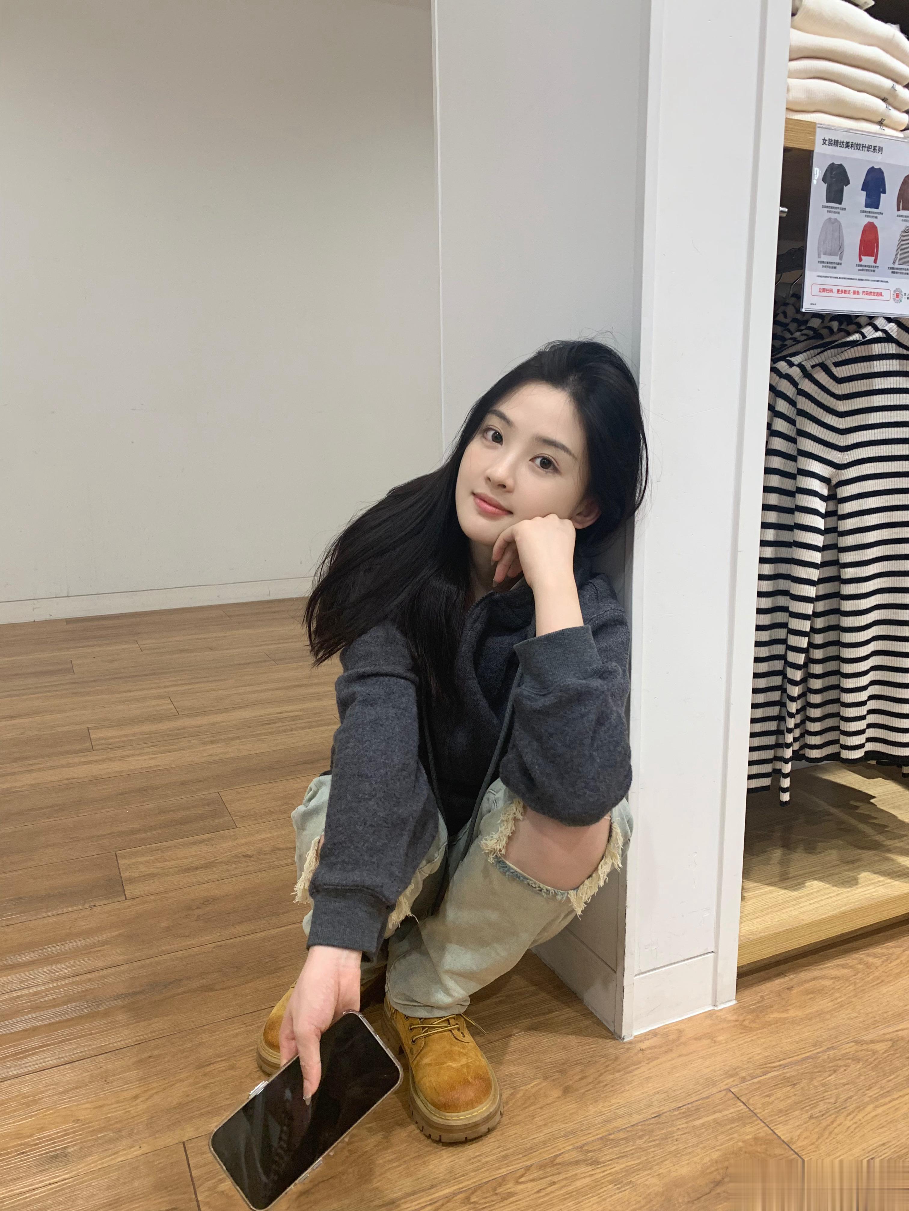 躲在角落的小女朋友一只～ ​​​
