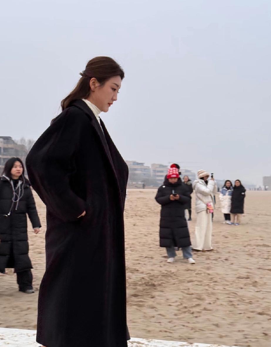 别再学穿搭了。
陈梦的直角肩和天鹅颈，秘密藏在训练馆的乒乓球台边。
中国奥委会报