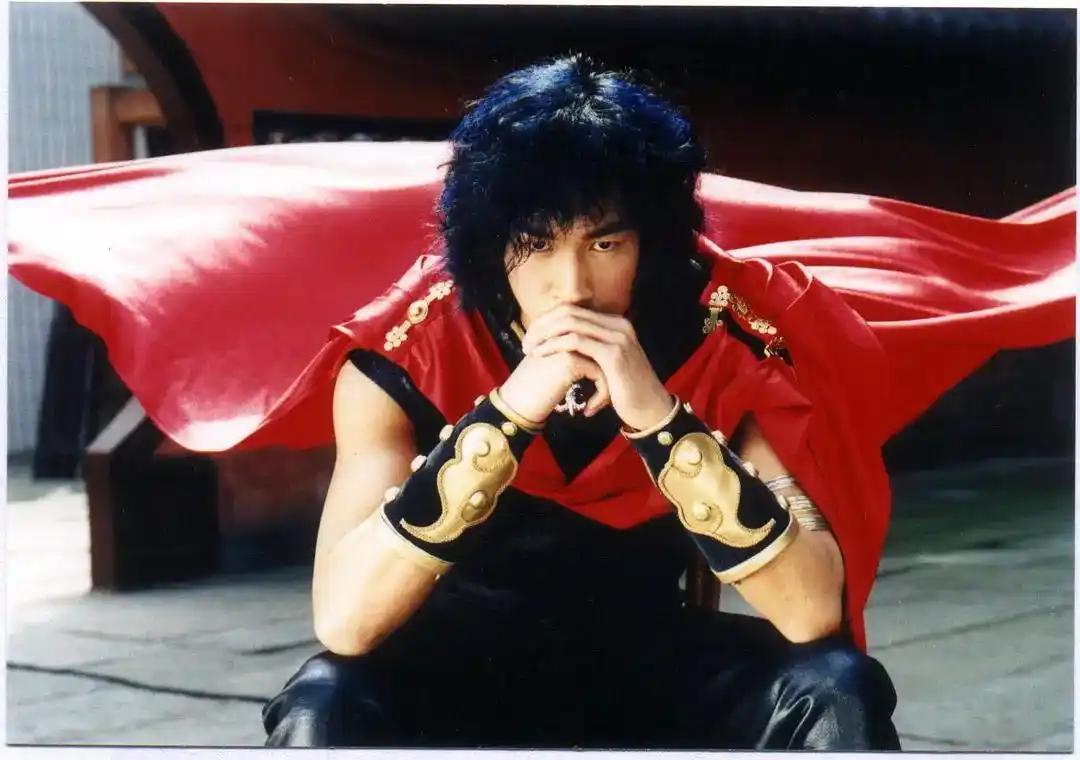 50岁何润东意外翻红，短期内涨粉近百万。网友重温对比古装武将，他在《楚汉传奇》饰