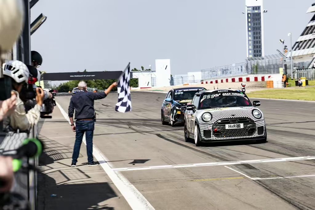 纽北 24 小时耐力赛热乎战报！MINI JCW 又双叒拿奖啦～全新 MINI 