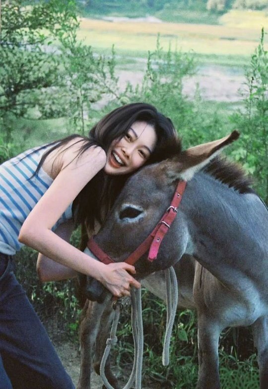 初代网红晚晚开始卖衣服一代人互联网记忆里的初代网红，终于把曾经风靡全网的晚晚风做