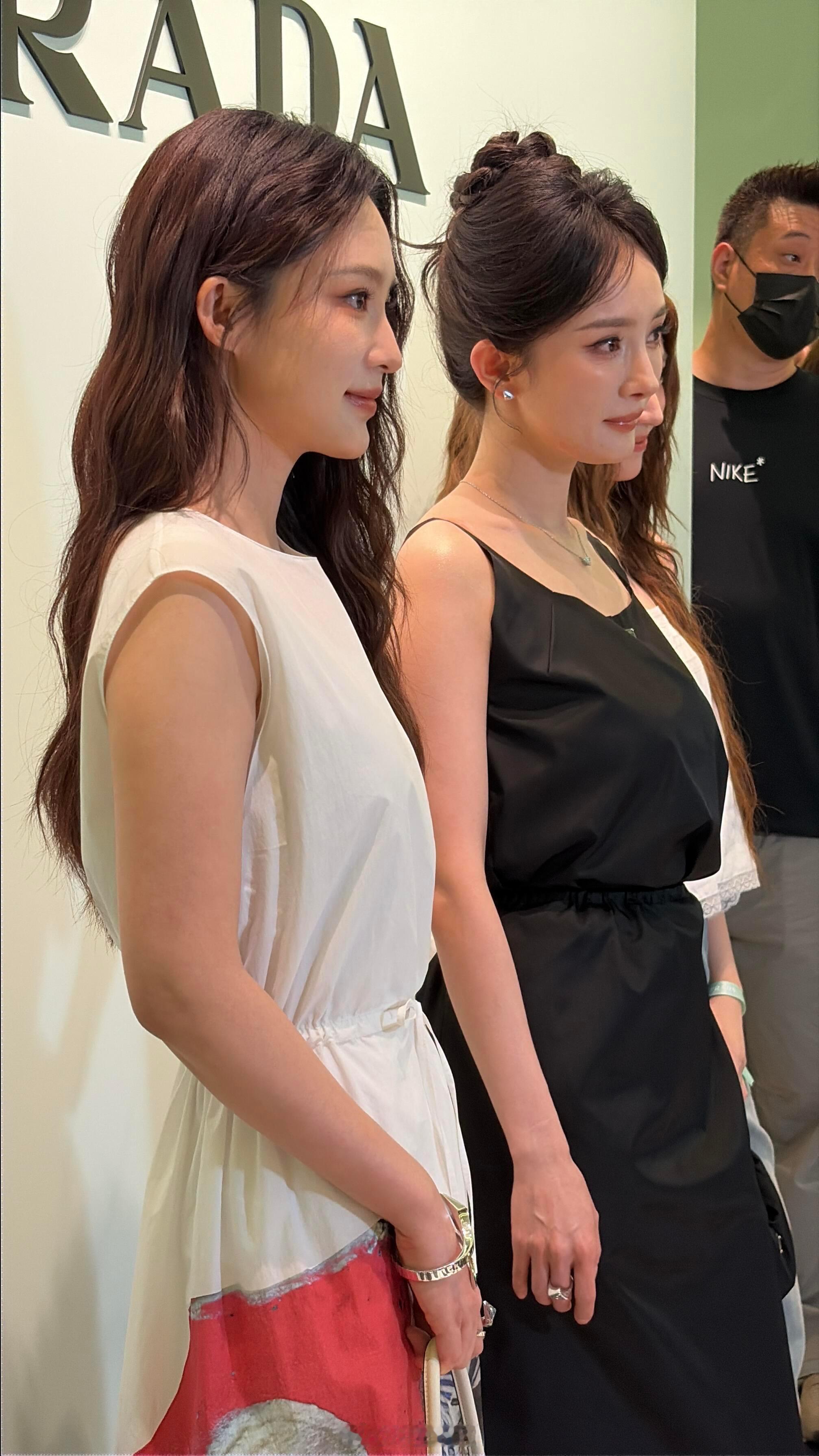 杨幂活动穿的黑裙好美啊 