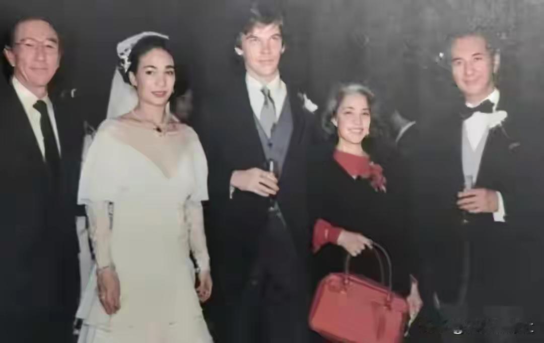 那时赌王原配还没生病，她笑容尚且灿烂，何超雄长得还没那么雄，当年大房一脉日子过得