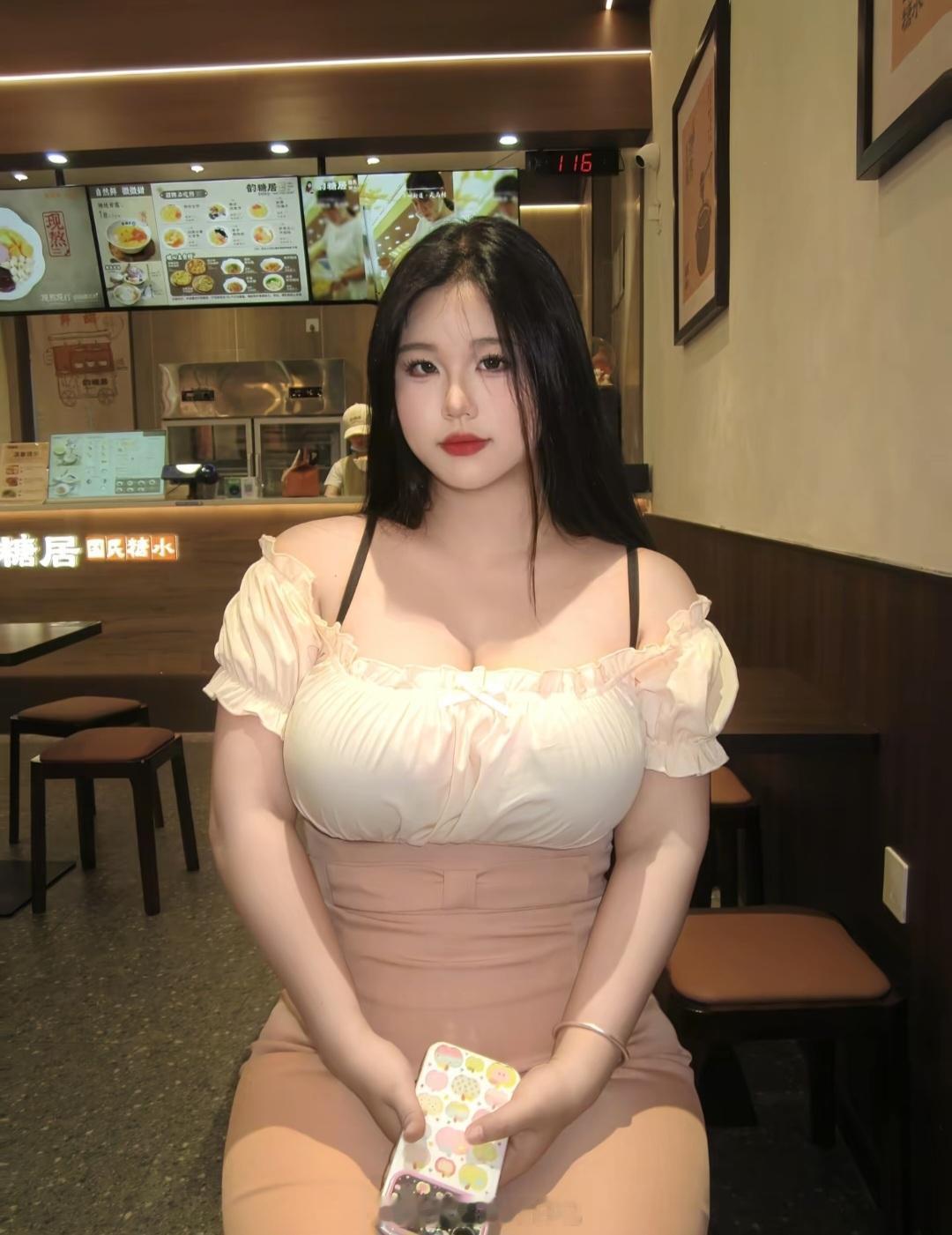 很难相信李小冉已经50岁，状态真的让人惊叹。
面部紧致细腻，几乎看不到细纹，身材