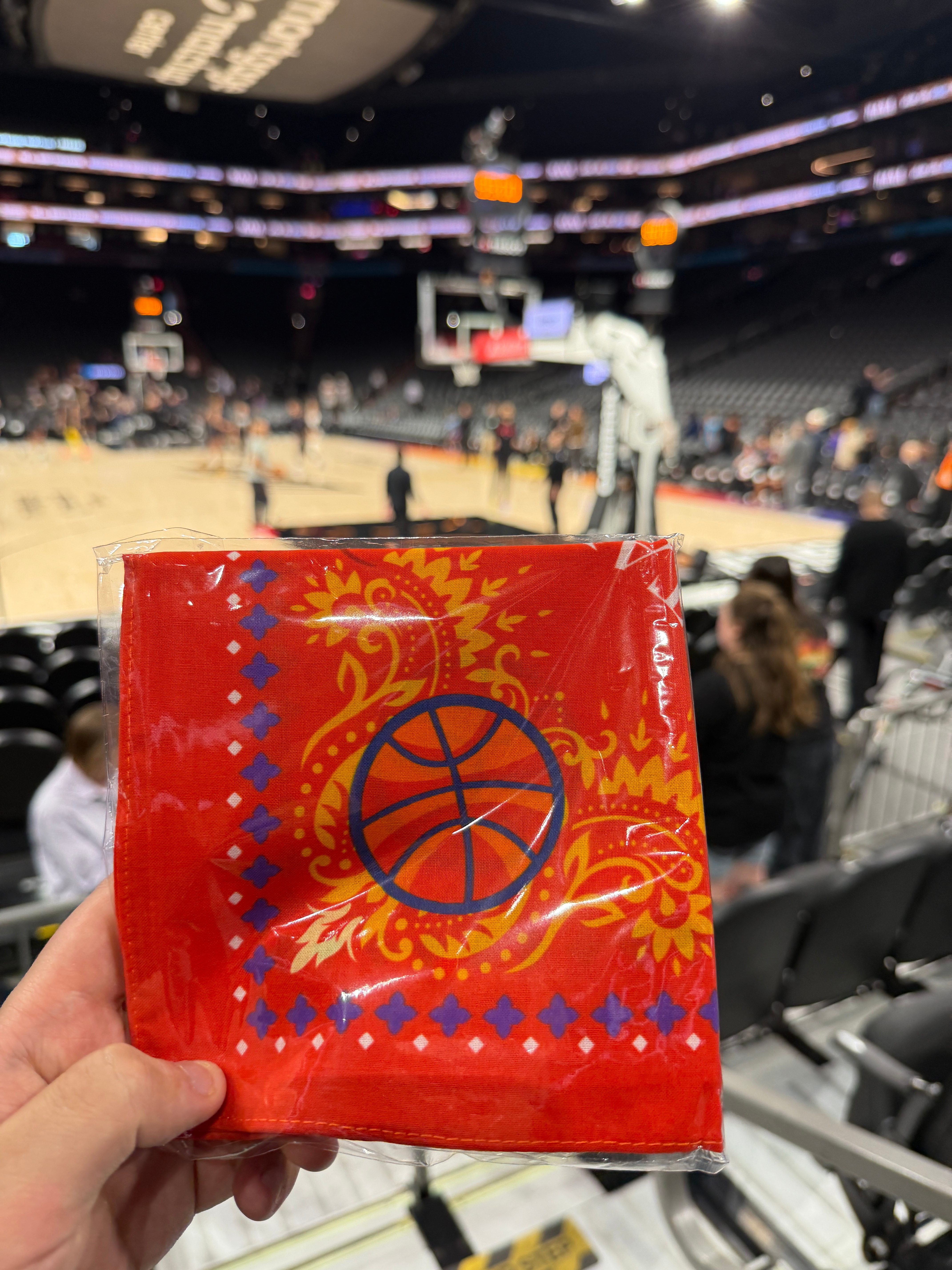 今日球场礼物小编已到手👌赛后抽转评赞，猜猜今日鸡皮数据📊 菲尼克斯太阳旭日东