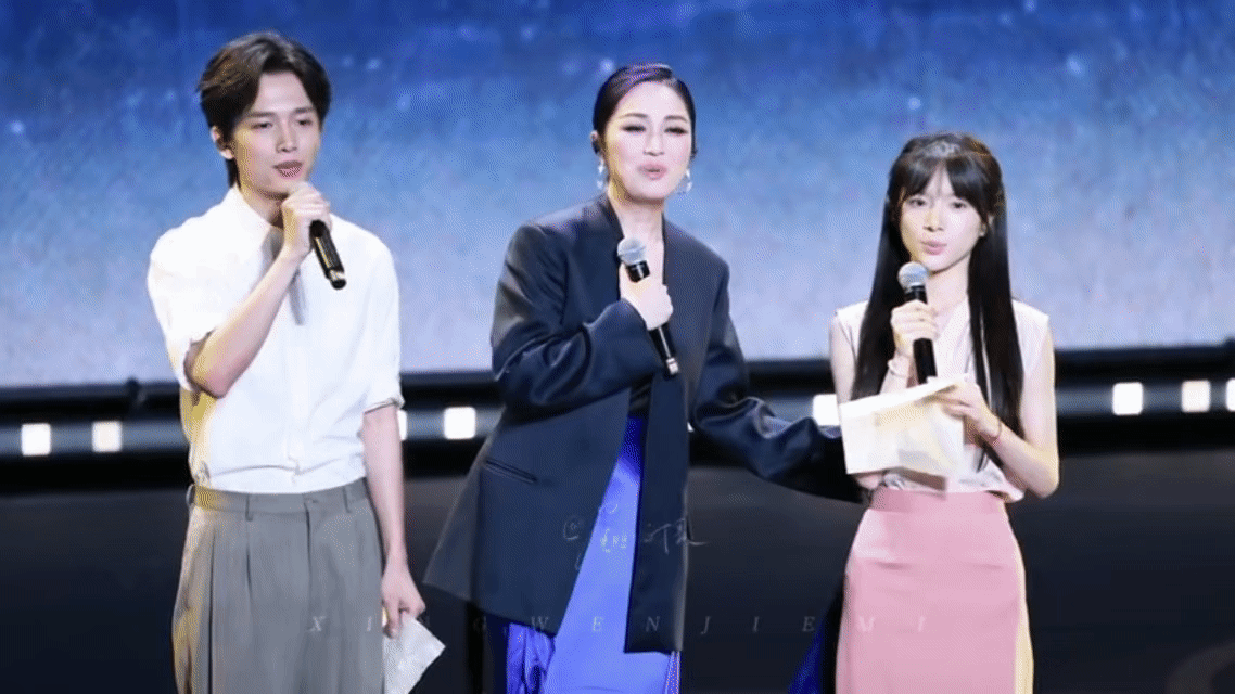 杨千嬅李思潼王彦桐合唱 刚拿了年度青云突破演员，转身就站上舞台和杨千嬅合作。李思