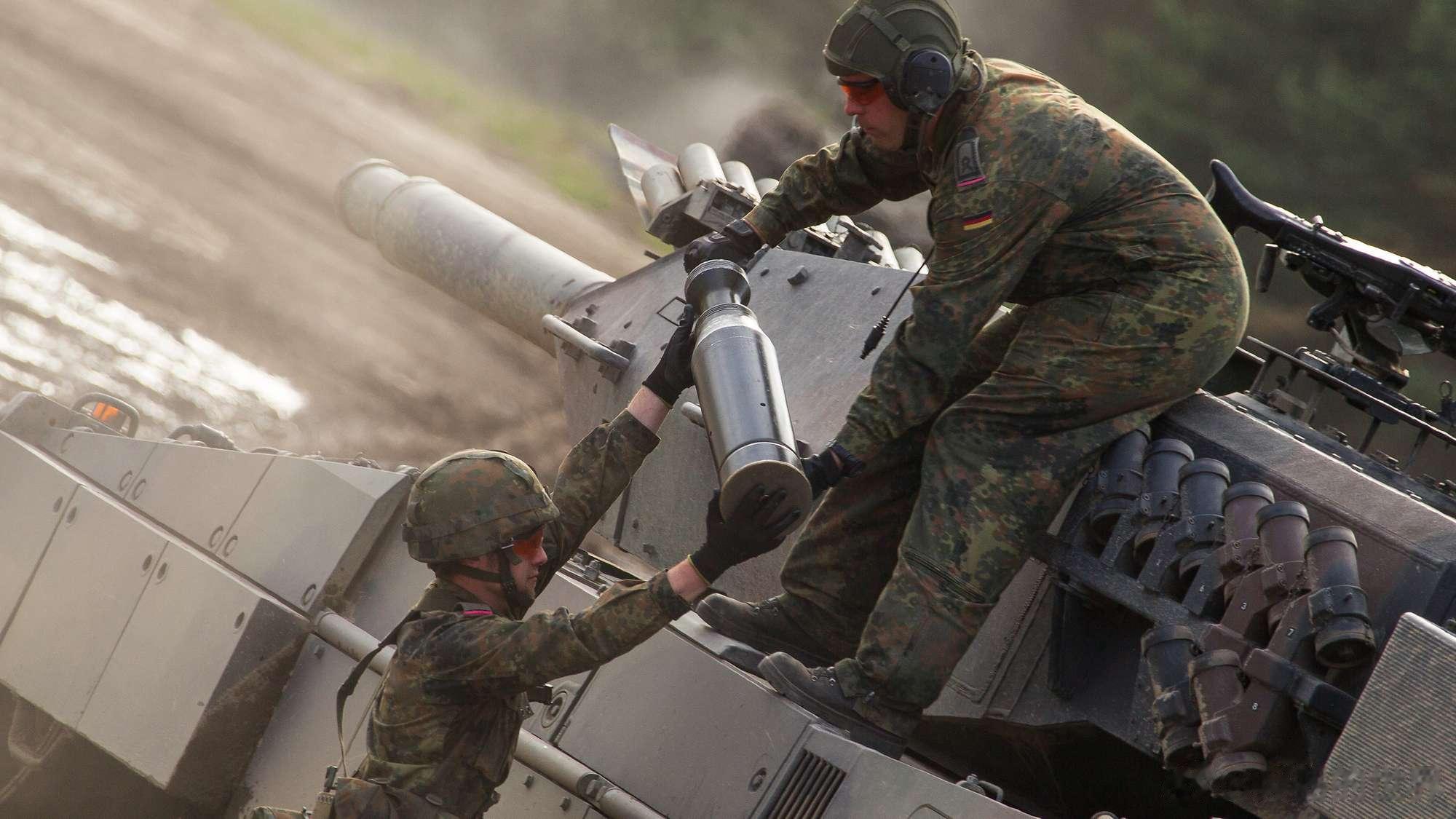 美国联合一群能有增产155毫米炮弹，总投资15亿美元。#国际军事##国际情报员#