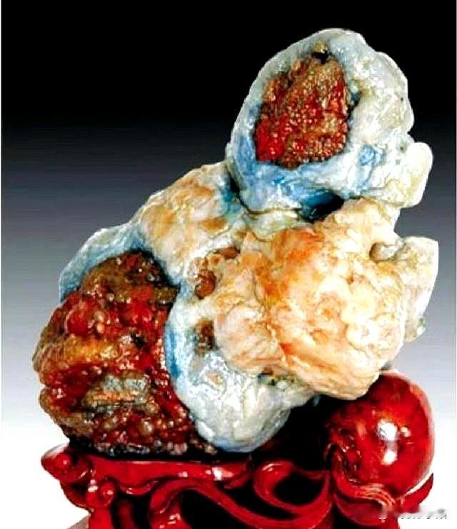 1993年，戈壁滩上的风沙里，两块“拴羊石”砸出了截然不同的命运回响。
广东老板