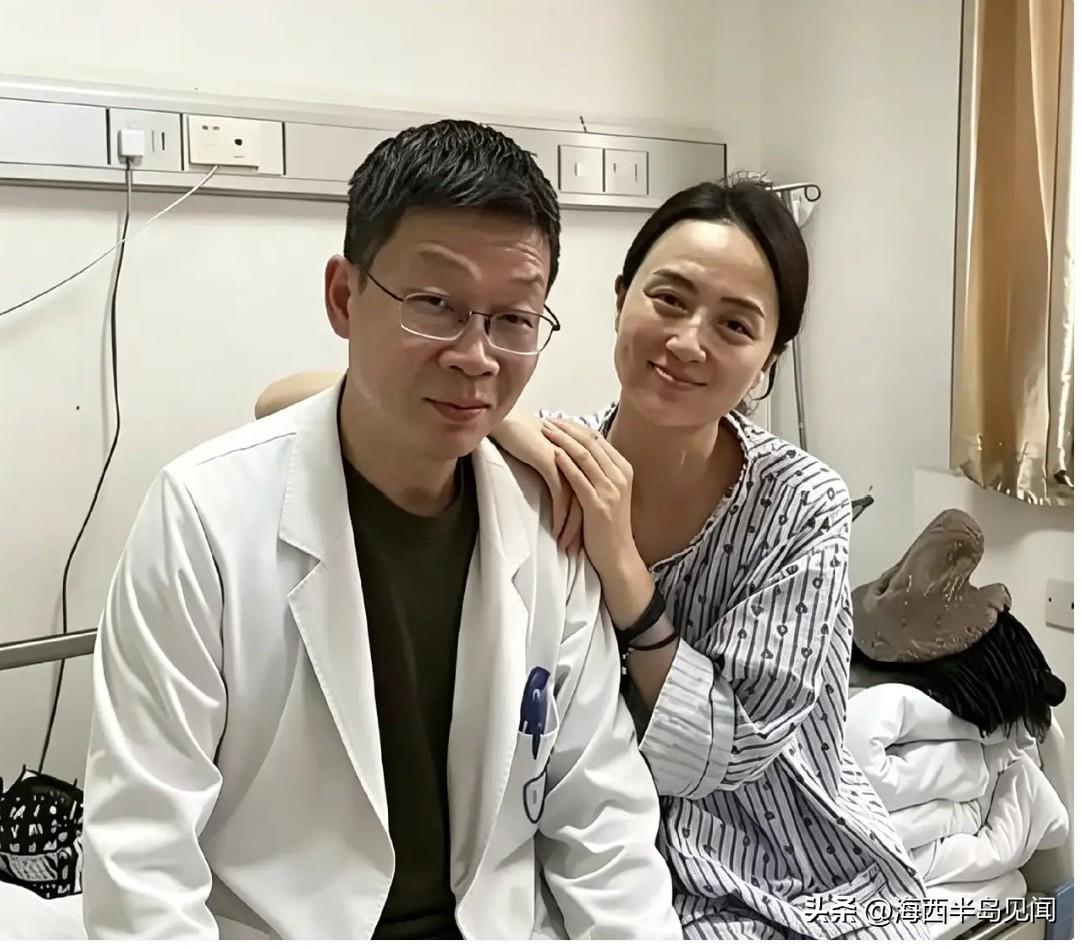 这是朱媛媛在住院期间，手轻扶在主治医生刘海鹰肩上，留下的一张合影。此时的朱媛媛抗