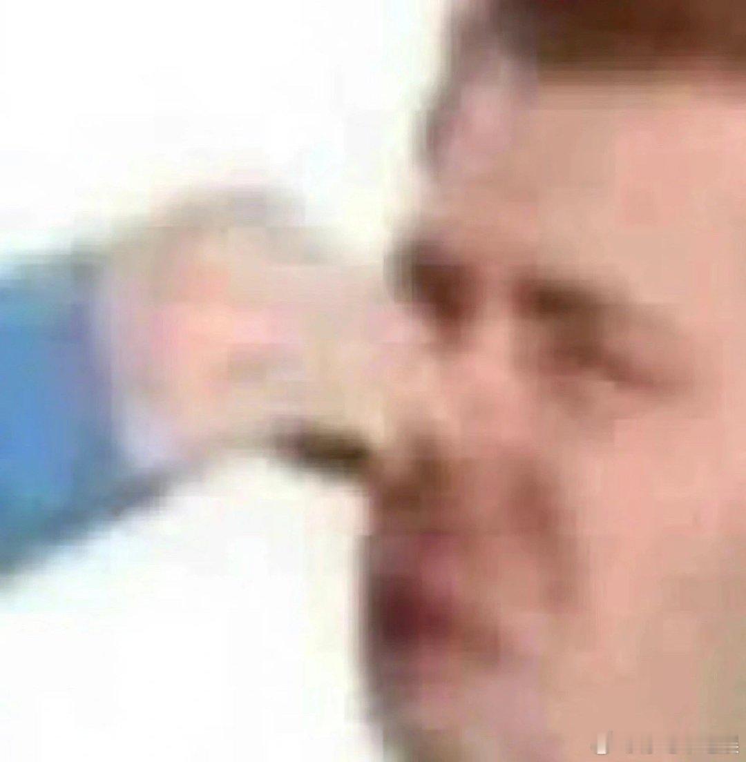 #女子拍证件照投诉商家P图太假#老实说，这位女士对店家对照片进行的过度修饰感到不