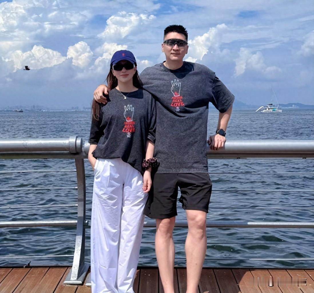 孙悦大连度假秀恩爱，再婚娶哈佛美女，前妻带女儿在美国？
孙悦又上热搜了，这次不是