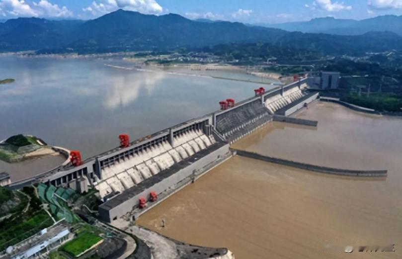 2004年4月，三峡坝的警卫人员在日常巡逻时发现了三名鬼鬼祟祟的“游客”。经过盘